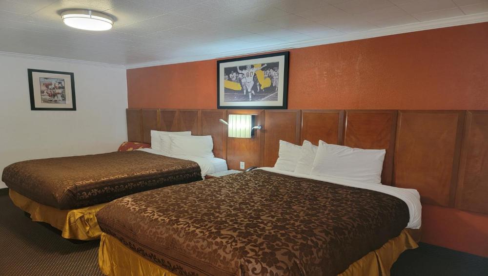 Queen Room with Two Queen Beds - Non-Pet Friendly interior