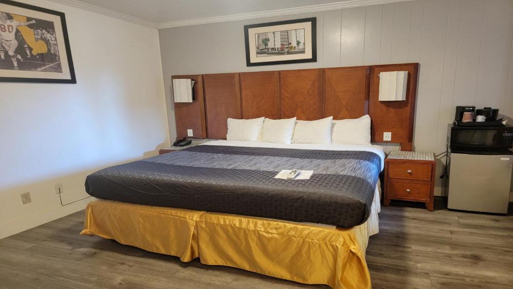 King Room - Non-Pet Friendly interior